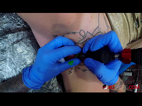 ❤️ Ekstreme tatuita varmulo Sully Savage ricevis tatuon sur sia klitoro ❌ Anala video ĉe eo.sayhentai.ru ❌️❤
