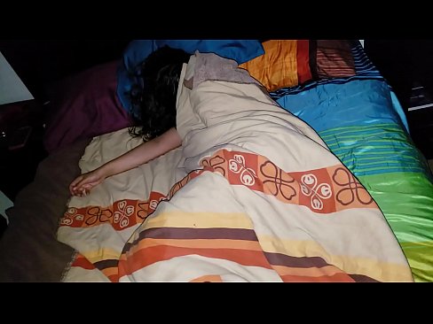 ❤️ Vicfilo kritikante sian junan duonpatrinon dum ŝi dormas. ❌ Anala video ĉe eo.sayhentai.ru ❌️❤
